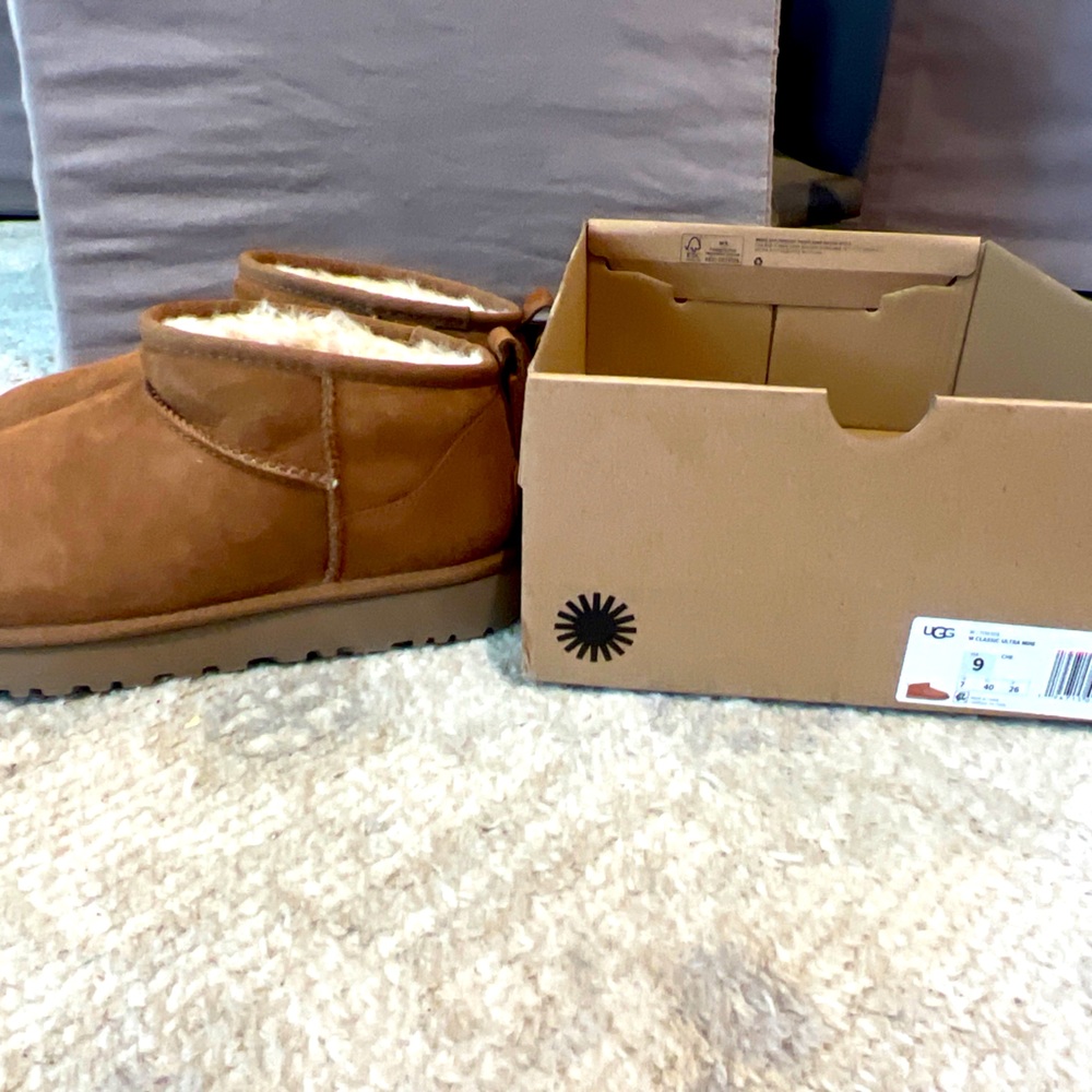 Brand New women’s classic ultra mini chestnut Uggs size 9